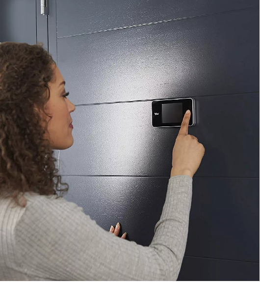 Visuel d'un microviseur numérique installé sur une porte blindée FICHET