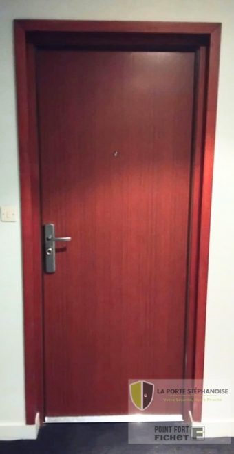 Installation d'une porte blindée dans le quartier de Bergson à Saint-Étienne. Renforce la sécurité tout en restant esthétique.