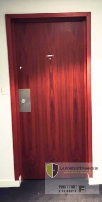 Installation d'une porte blindée dans le quartier de Bergson à Saint-Étienne. Renforce la sécurité tout en restant esthétique.
