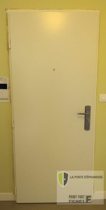 Installation d'une porte blindée dans le quartier de Bergson à Saint-Étienne. Renforce la sécurité tout en restant esthétique.