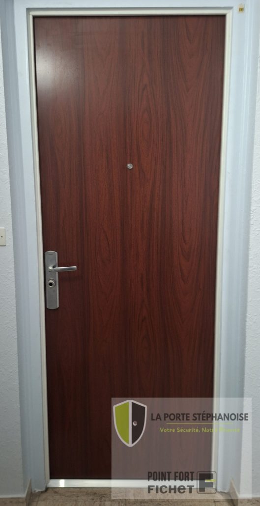 Installation à Saint-Priest-En-Jarez par La Porte Stéphanoise d'une porte Fichet A2P 1 étoile BP1 avec serrure 5 points et une résistance au feu de 30 minutes.Couleur acajou foncé à l'extérieur et blanc à l'intérieur. Vu de l'extérieur