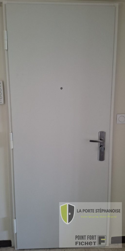 Installation à Saint-Priest-En-Jarez par La Porte Stéphanoise d'une porte Fichet A2P 1 étoile BP1 avec serrure 5 points et une résistance au feu de 30 minutes.Couleur acajou foncé à l'extérieur et blanc à l'intérieur. Vu de l'intérieur.
