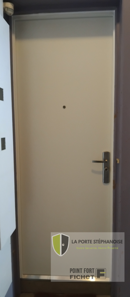 Installation d'une porte de sécurité dans le quartier de La Terrasse à Saint-Étienne par La Porte Stéphanoise. Remplacement d'une ancienne porte moulurée par une porte de sécurité qui améliore l'isolation thermique et phonique et est coupe feu 30 minutes. Photo extérieur de la nouvelle porte