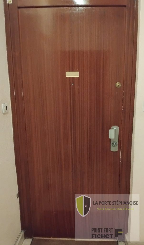Installation d'une serrure 3 points dans le quartier de Carnot à Saint-Étienne par La Porte Stéphanoise. Une solution discrète pour sécurisé votre porte.Photo de l’extérieur de la porte après la pose de la serrure.