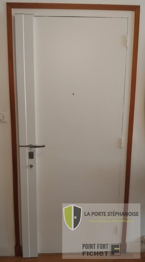 Installation d'une serrure 3 points dans le quartier de Carnot à Saint-Étienne par La Porte Stéphanoise. Une solution discrète pour sécurisé votre porte.Photo de l'intérieur de la porte après la pose de la serrure.