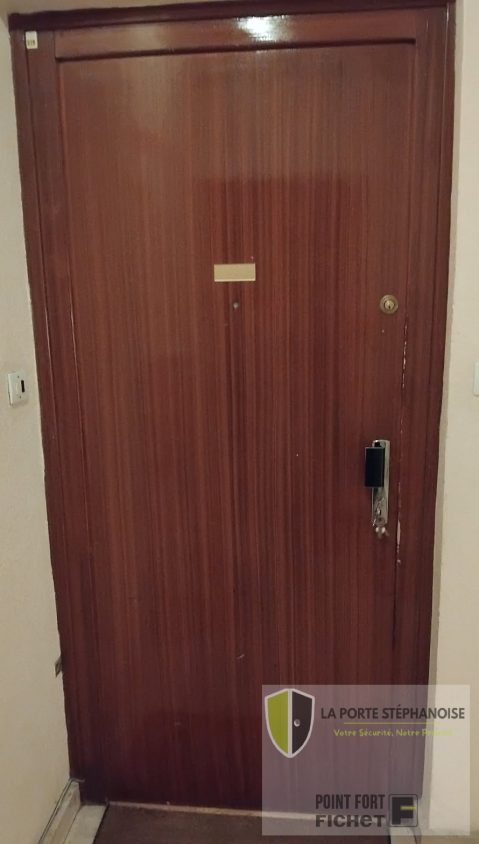 Installation d'une serrure 3 points dans le quartier de Carnot à Saint-Étienne par La Porte Stéphanoise. Une solution discrète pour sécurisé votre porte.Photo de l’extérieur de la porte avant la pose de la serrure.