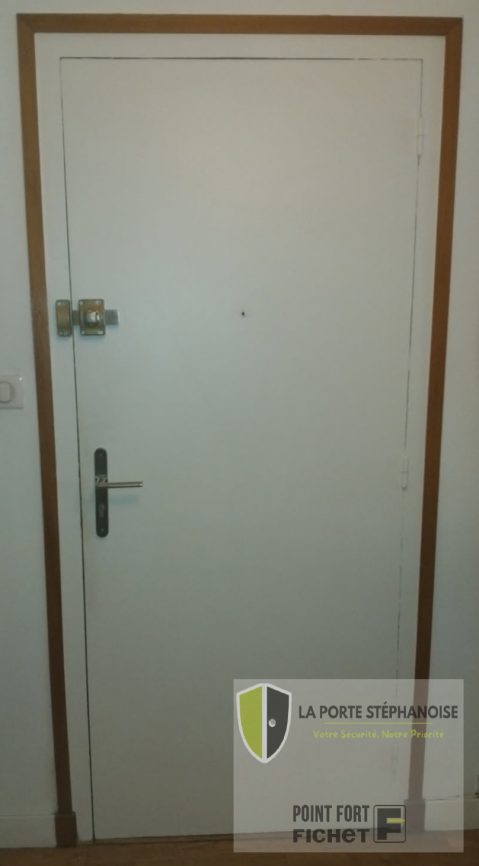 Installation d'une serrure 3 points dans le quartier de Carnot à Saint-Étienne par La Porte Stéphanoise. Une solution discrète pour sécurisé votre porte.Photo de l'intérieur de la porte avant la pose de la serrure.