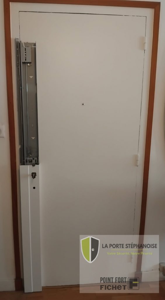 Installation d'une serrure 3 points dans le quartier de Carnot à Saint-Étienne par La Porte Stéphanoise. Une solution discrète pour sécurisé votre porte.Photo de l'installation du capot de la serrure.