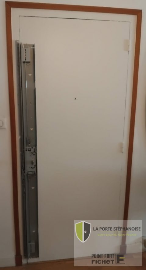 Installation d'une serrure 3 points dans le quartier de Carnot à Saint-Étienne par La Porte Stéphanoise. Une solution discrète pour sécurisé votre porte.Photo de l'installation de la poutrelle de la serrure.