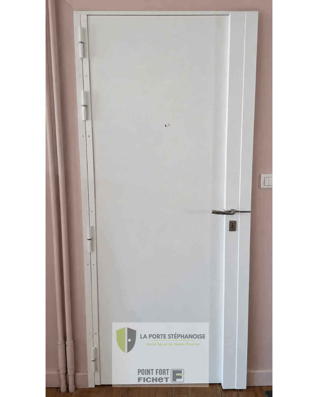 Photo après d'une installation d'une barre de pivotement associé à une serrure 3 points A2P 1 étoile de Fichet. Se qui permet de renforcer la porte en lui emportant plus de sécurité. Projet réalisé par La Porte Stéphanoise à Villars dans la Loire.