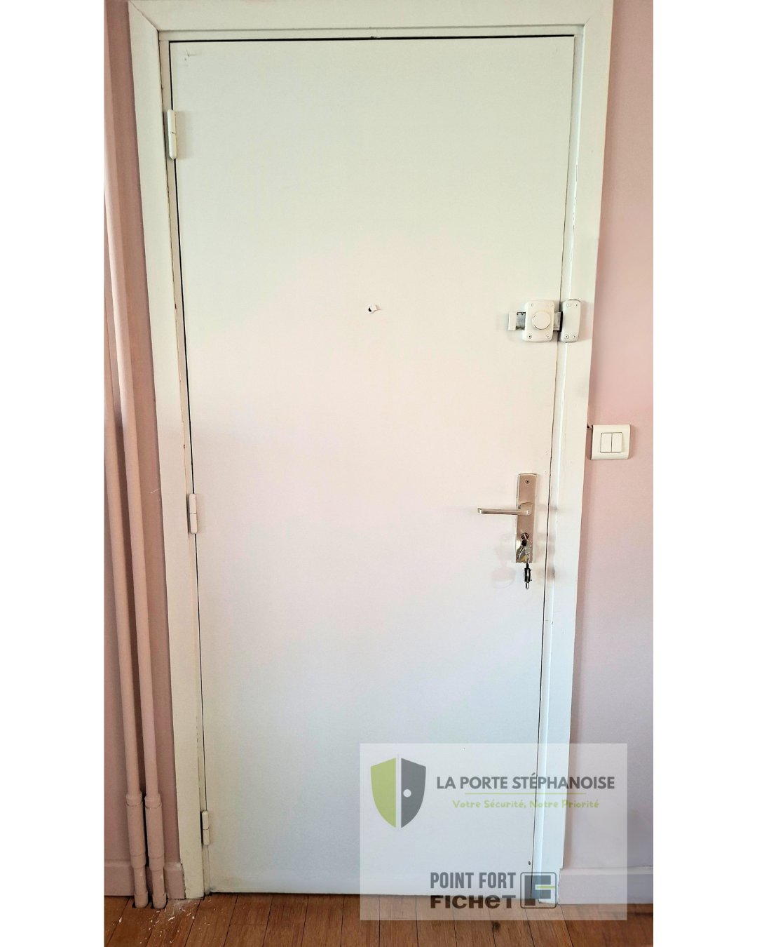 Photo avant pour une installation d'une barre de pivotement associé à une serrure 3 points A2P 1 étoile de Fichet. Se qui permet de renforcer la porte en lui emportant plus de sécurité. Projet réalisé par La Porte Stéphanoise à Villars dans la Loire.