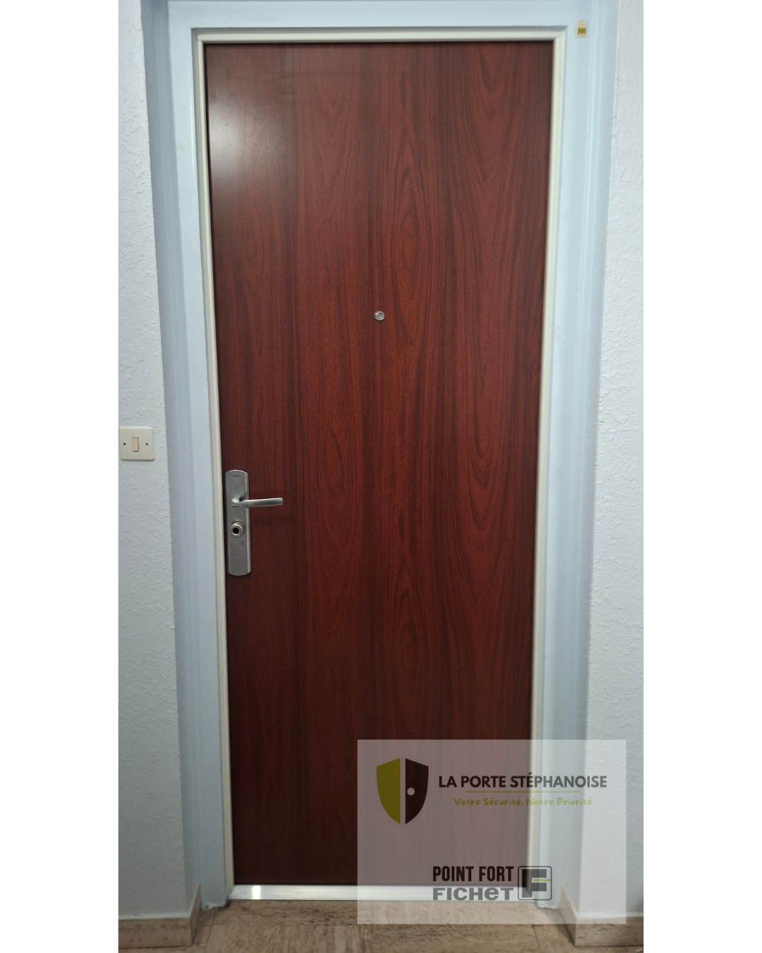 Installation à Saint-Priest-En-Jarez par La Porte Stéphanoise d'une porte Fichet A2P 1 étoile BP1 avec serrure 5 points et une résistance au feu de 30 minutes.Couleur acajou foncé à l'extérieur et blanc à l'intérieur. Vu de l'extérieur