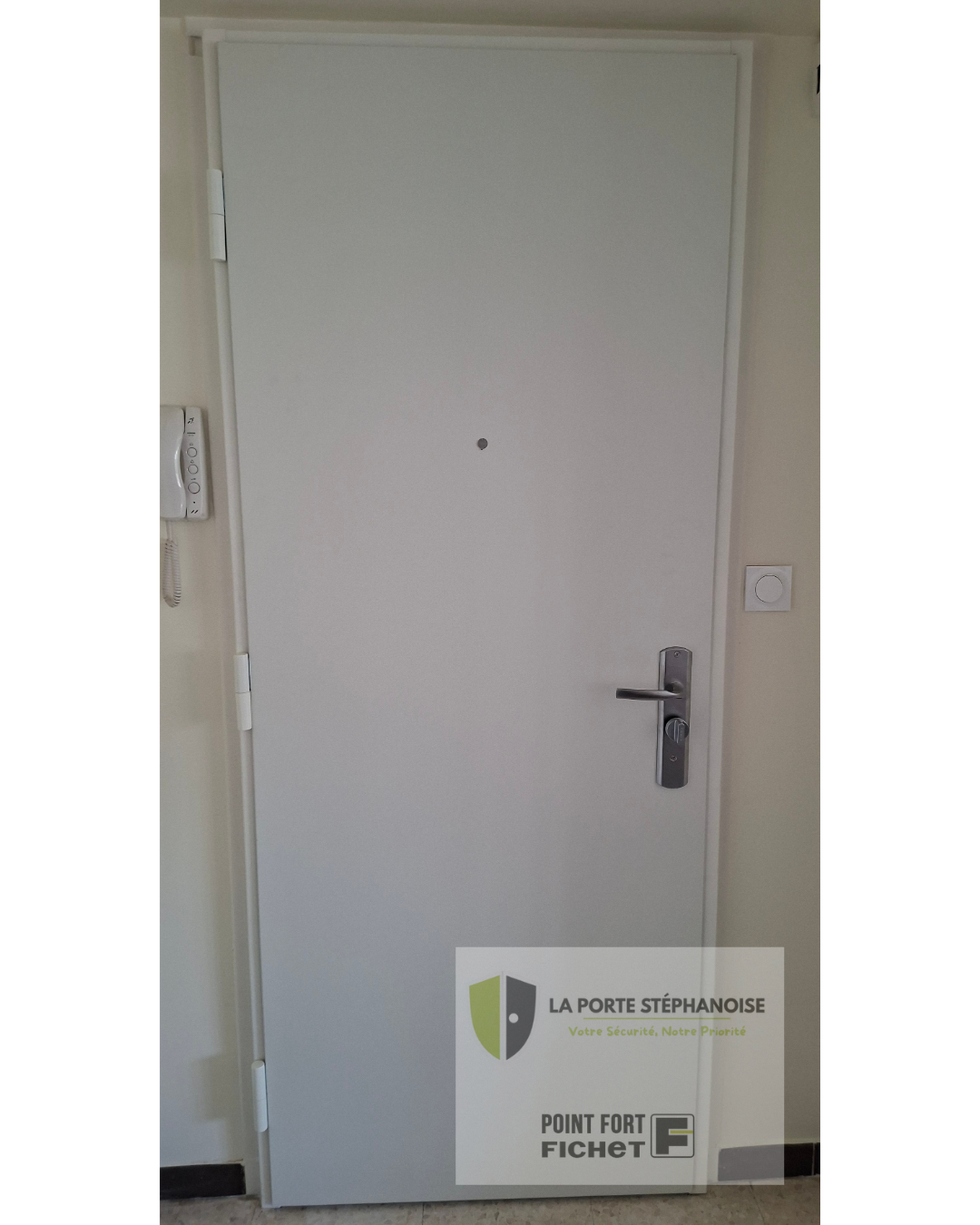 Installation à Saint-Priest-En-Jarez par La Porte Stéphanoise d'une porte Fichet A2P 1 étoile BP1 avec serrure 5 points et une résistance au feu de 30 minutes.Couleur acajou foncé à l'extérieur et blanc à l'intérieur. Vu de l'intérieur.