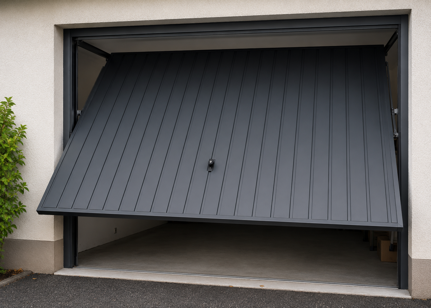 Visuel d'une porte de garage basculante entrouverte, montrant clairement le fonctionnement de l'ouverture tout en laissant apercevoir l'intérieur du garage. La Porte Stéphanoise