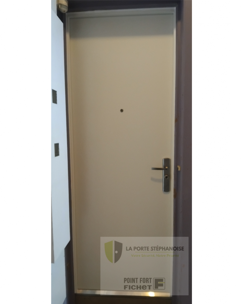 Installation d'une porte de sécurité dans le quartier de La Terrasse à Saint-Étienne par La Porte Stéphanoise. Remplacement d'une ancienne porte moulurée par une porte de sécurité qui améliore l'isolation thermique et phonique et est coupe feu 30 minutes. Photo extérieur de la nouvelle porte