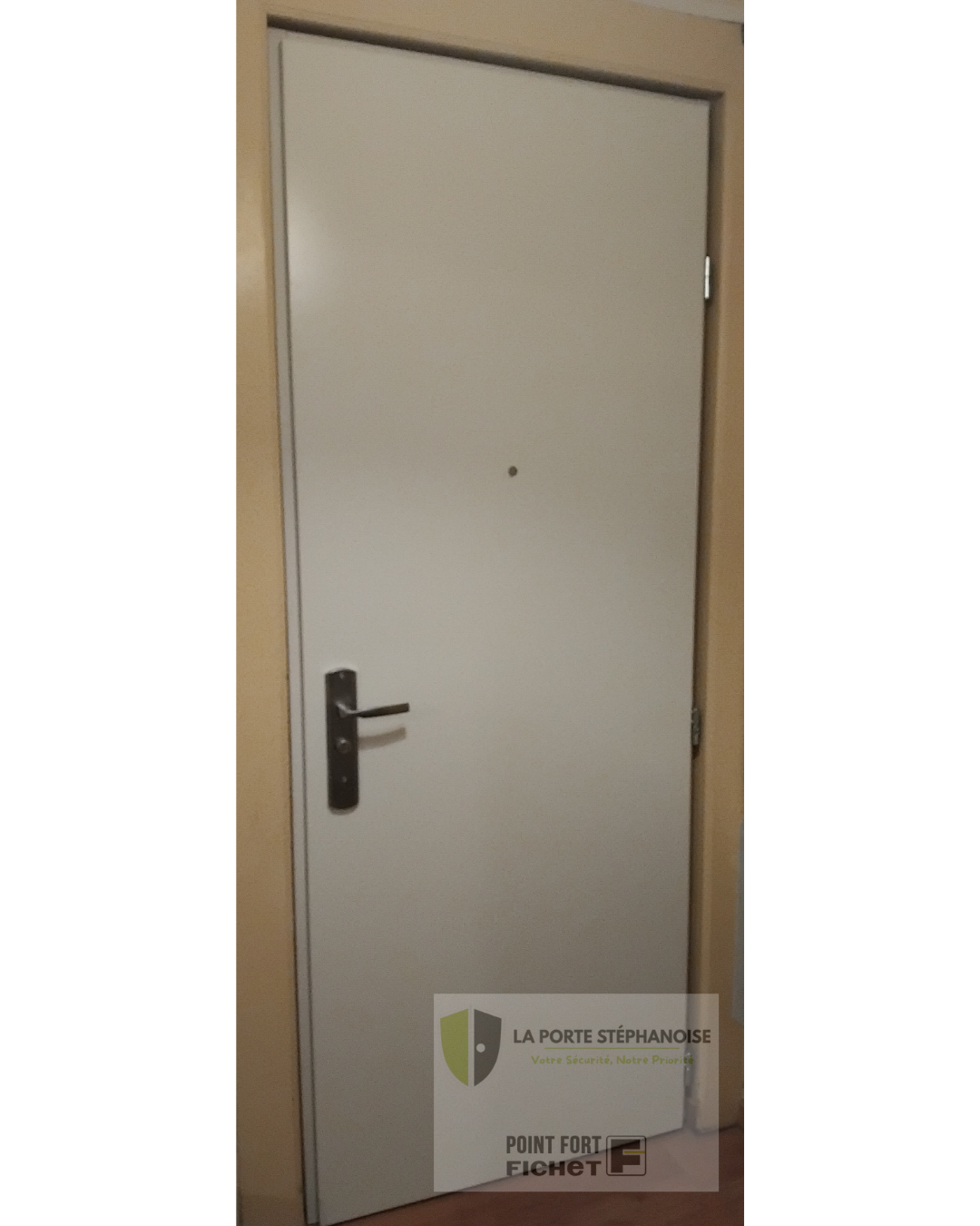 Installation d'une porte de sécurité dans le quartier de La Terrasse à Saint-Étienne par La Porte Stéphanoise. Remplacement d'une ancienne porte moulurée par une porte de sécurité qui améliore l'isolation thermique et phonique et est coupe feu 30 minutes. Photo intérieur de la nouvelle porte