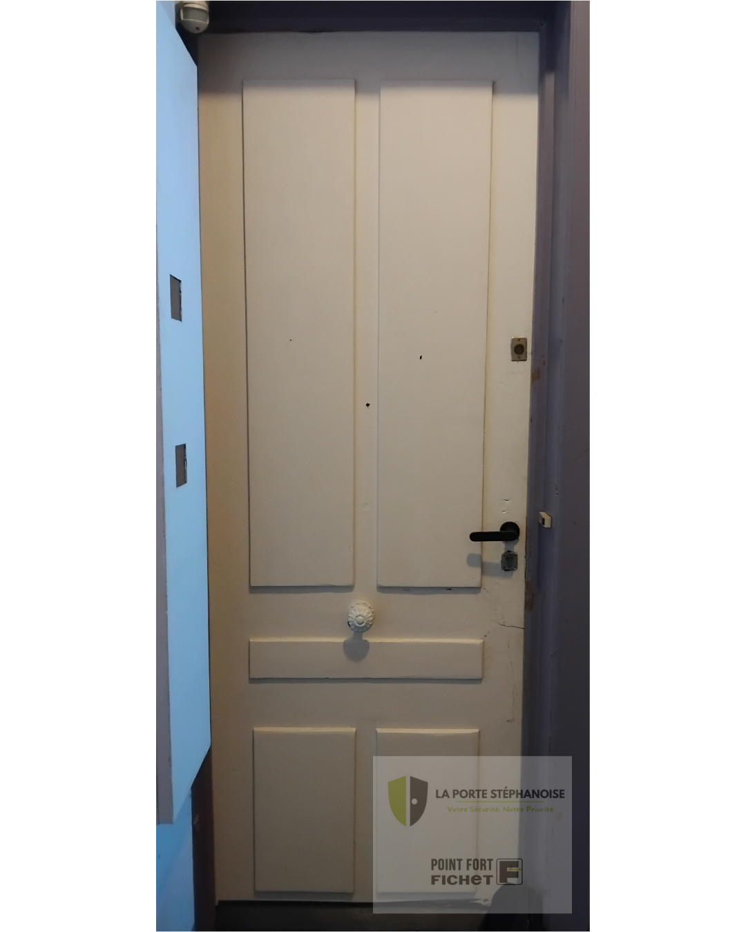 Installation d'une porte de sécurité dans le quartier de La Terrasse à Saint-Étienne par La Porte Stéphanoise. Remplacement d'une ancienne porte moulurée par une porte de sécurité qui améliore l'isolation thermique et phonique et est coupe feu 30 minutes. Photo extérieur de l'ancienne porte.