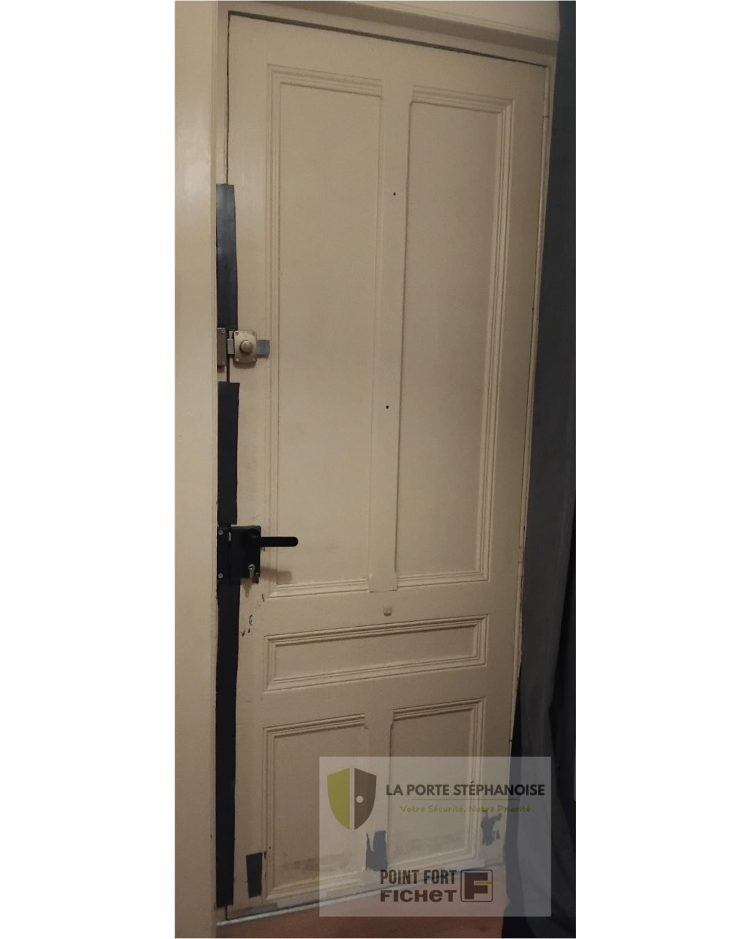 Installation d'une porte de sécurité dans le quartier de La Terrasse à Saint-Étienne par La Porte Stéphanoise. Remplacement d'une ancienne porte moulurée par une porte de sécurité qui améliore l'isolation thermique et phonique et est coupe feu 30 minutes. Photo intérieur de l'ancienne porte.
