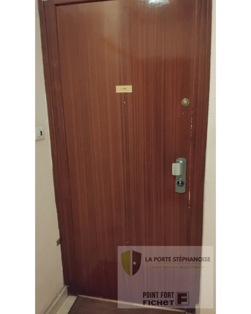 Installation d'une serrure 3 points dans le quartier de Carnot à Saint-Étienne par La Porte Stéphanoise. Une solution discrète pour sécurisé votre porte.Photo de l'extérieur de la porte après la pose de la serrure.