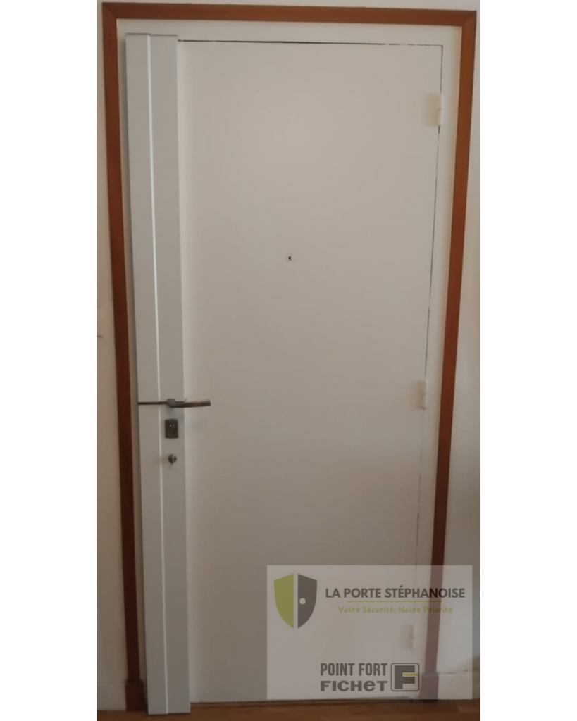 Installation d'une serrure 3 points dans le quartier de Carnot à Saint-Étienne par La Porte Stéphanoise. Une solution discrète pour sécurisé votre porte.Photo de l'intérieur de la porte après la pose de la serrure.