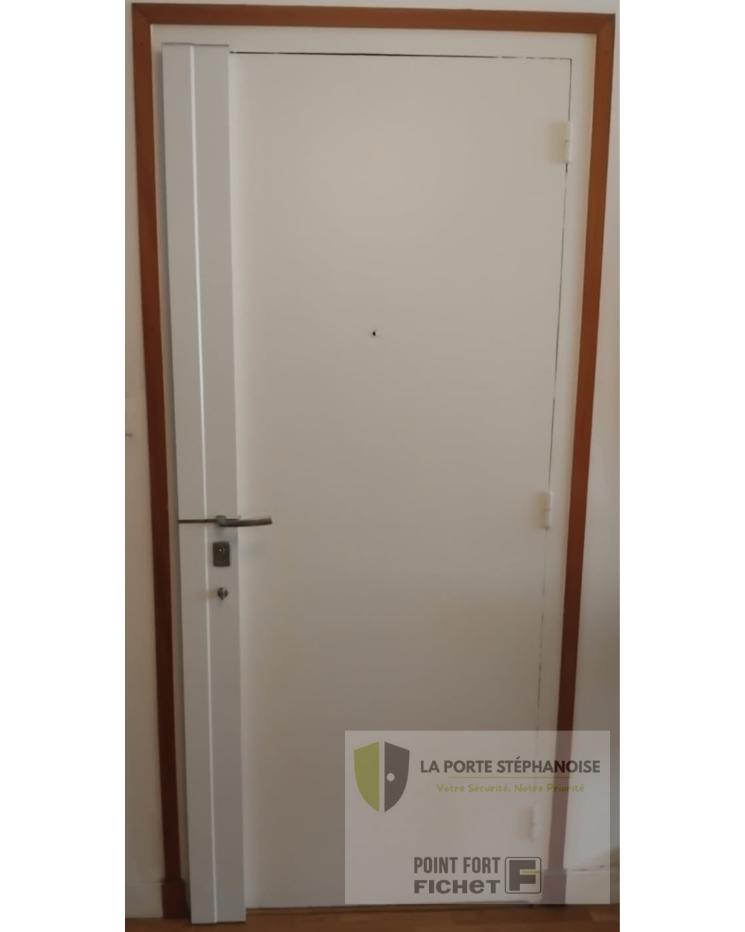 Installation d'une serrure 3 points dans le quartier de Carnot à Saint-Étienne par La Porte Stéphanoise. Une solution discrète pour sécurisé votre porte.Photo de l'intérieur de la porte après la pose de la serrure.