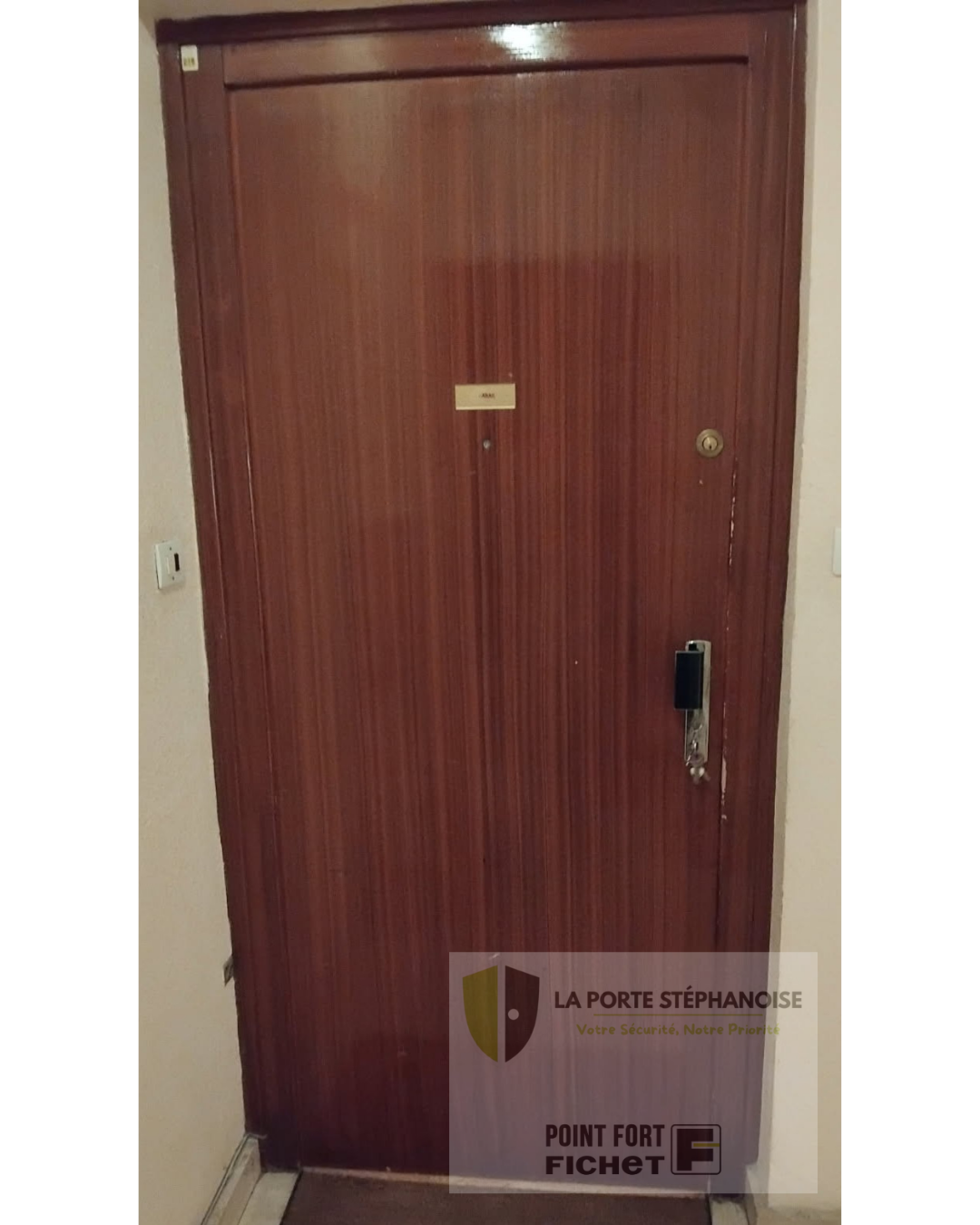 Installation d'une serrure 3 points dans le quartier de Carnot à Saint-Étienne par La Porte Stéphanoise. Une solution discrète pour sécurisé votre porte.Photo de l’extérieur de la porte avant la pose de la serrure.