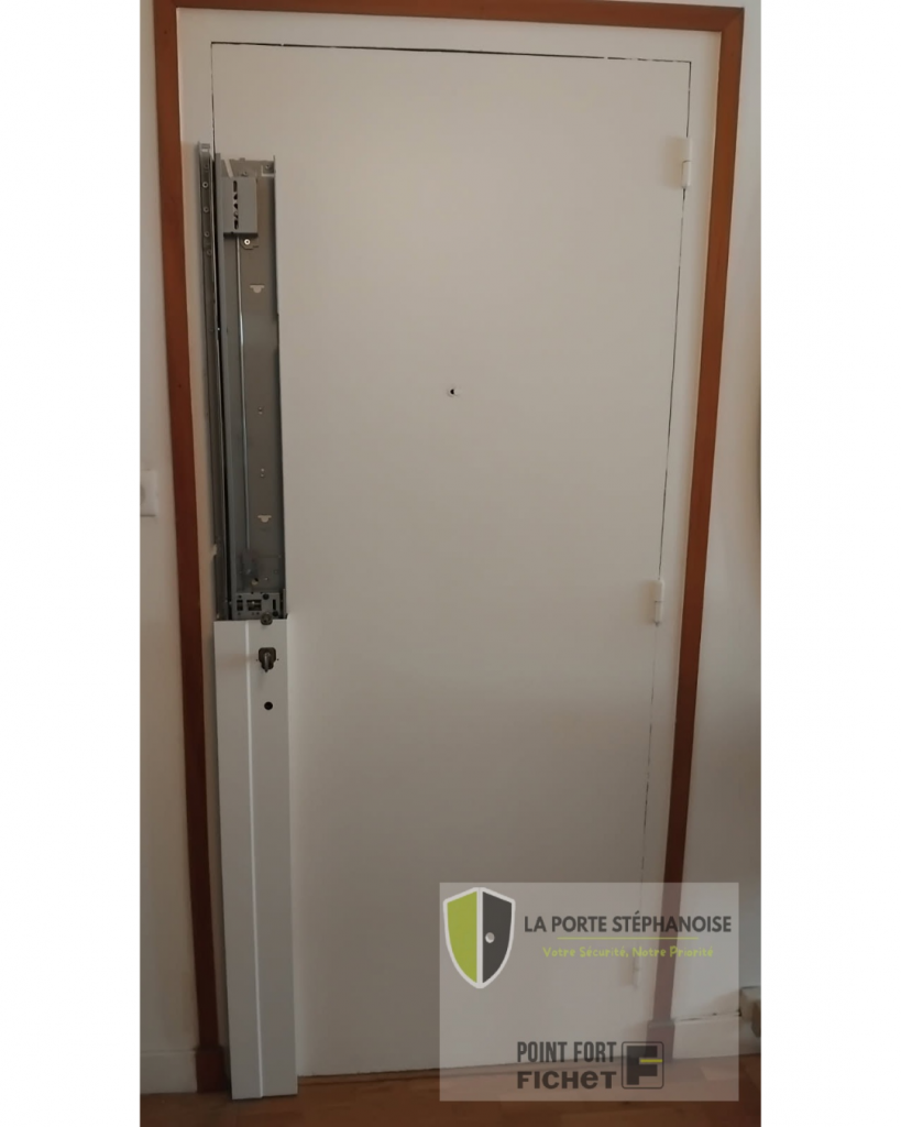Installation d'une serrure 3 points dans le quartier de Carnot à Saint-Étienne par La Porte Stéphanoise. Une solution discrète pour sécurisé votre porte.Photo de l'installation du capot de la serrure.