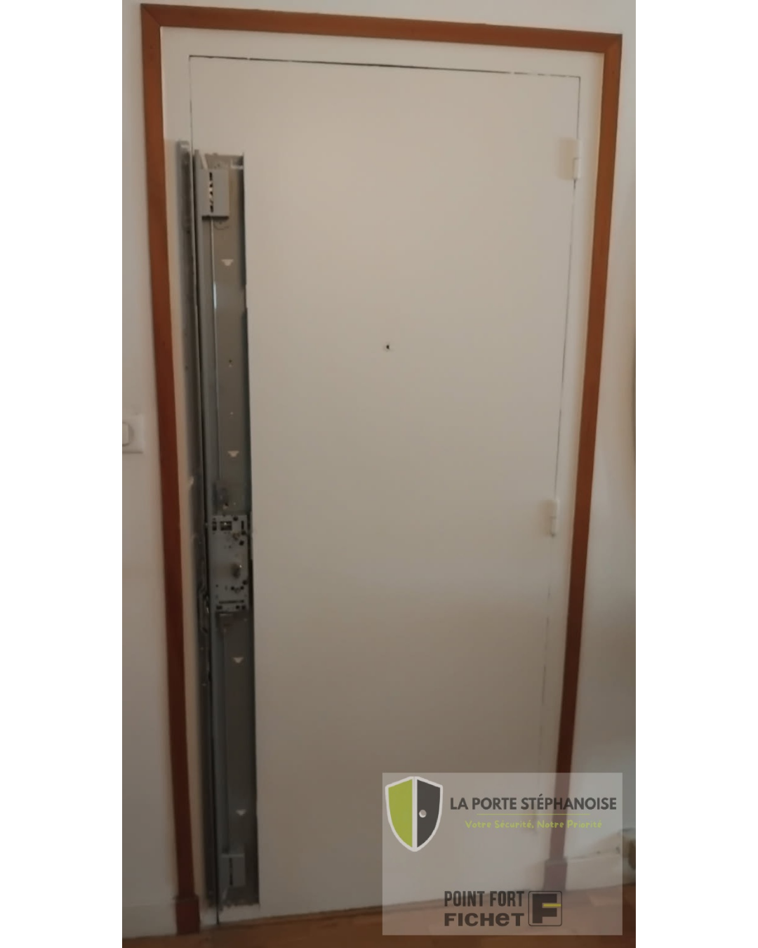 Installation d'une serrure 3 points dans le quartier de Carnot à Saint-Étienne par La Porte Stéphanoise. Une solution discrète pour sécurisé votre porte.Photo de l'installation de la poutrelle de la serrure.