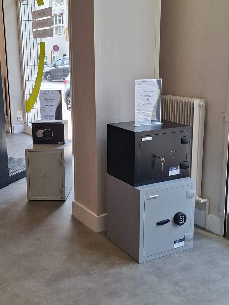 Coffre-fort Fichet présentés en magasin à Saint-Étienne.