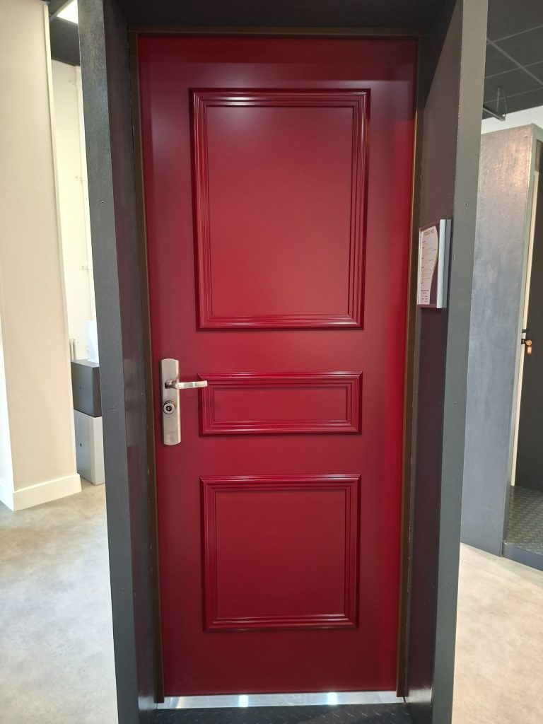 Porte blindée d'appartement Point Fort Fichet exposée au showroom de Saint-Étienne.