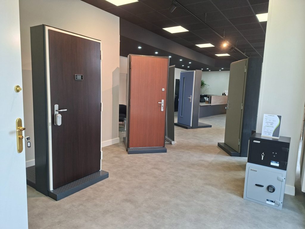 Showroom La Porte Stéphanoise à Saint-Étienne, exposition de portes blindées et de coffres-forts Point Fort Fichet.