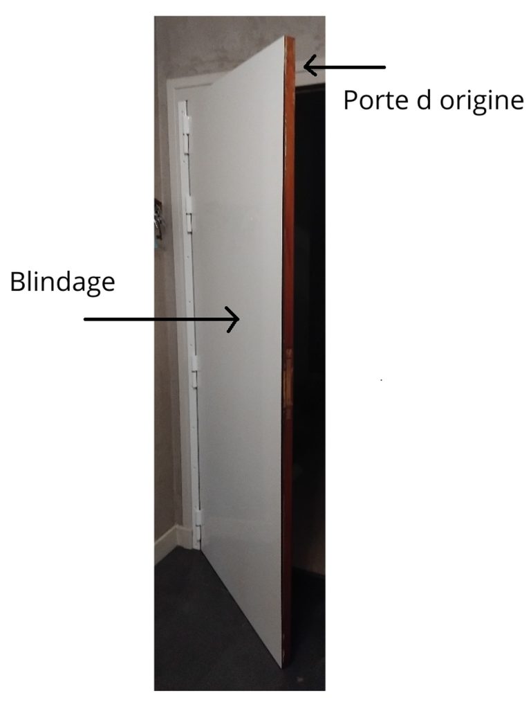 Blindage blanc sur porte entre ouverte